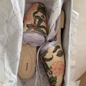 New in box embroidered Birdies “The Songbird” in linen flora slides sz 9